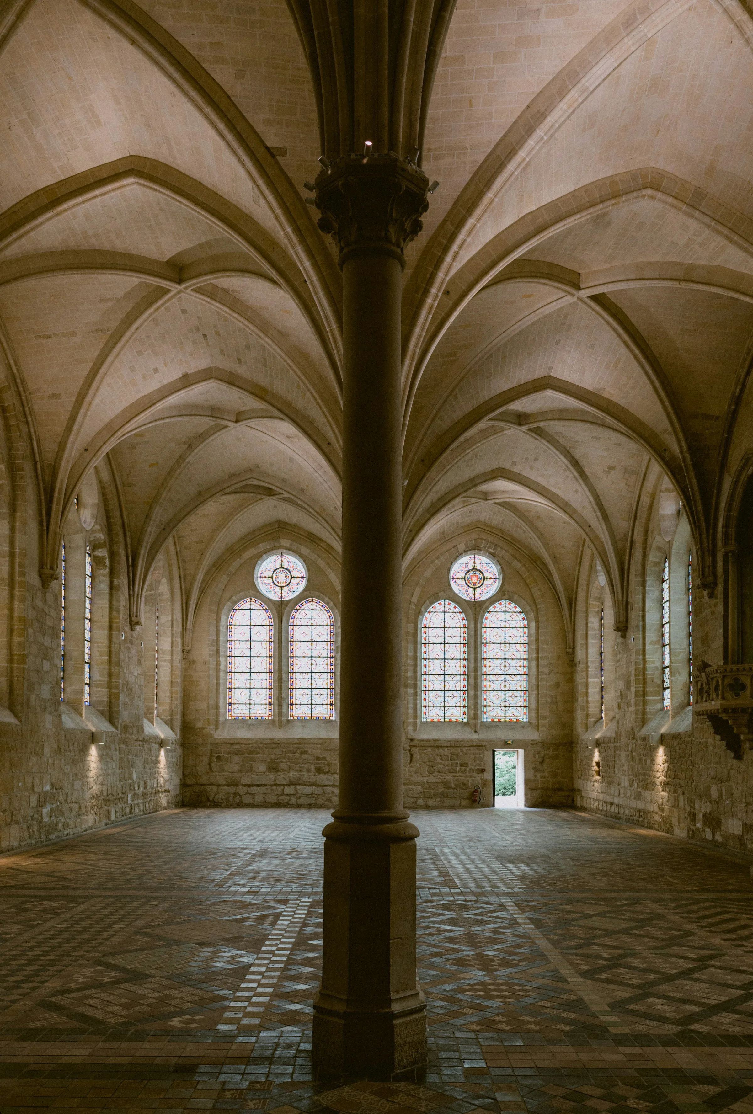 Nef voûtée d'une abbatiale cistercienne comme celle de Pontigny