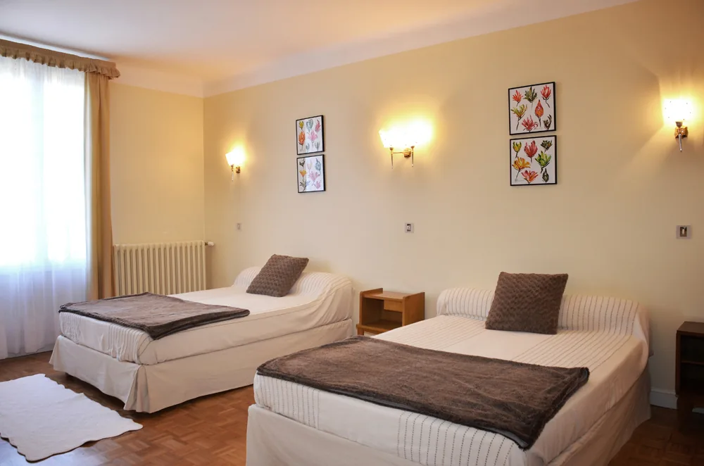 Deuxième chambre du gîte à Chablis avec lit double et lavabo privatif