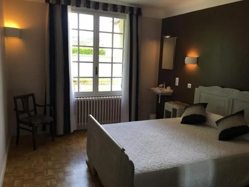 Chambre avec deux lits simples au gîte La Maladrerie à Chablis
