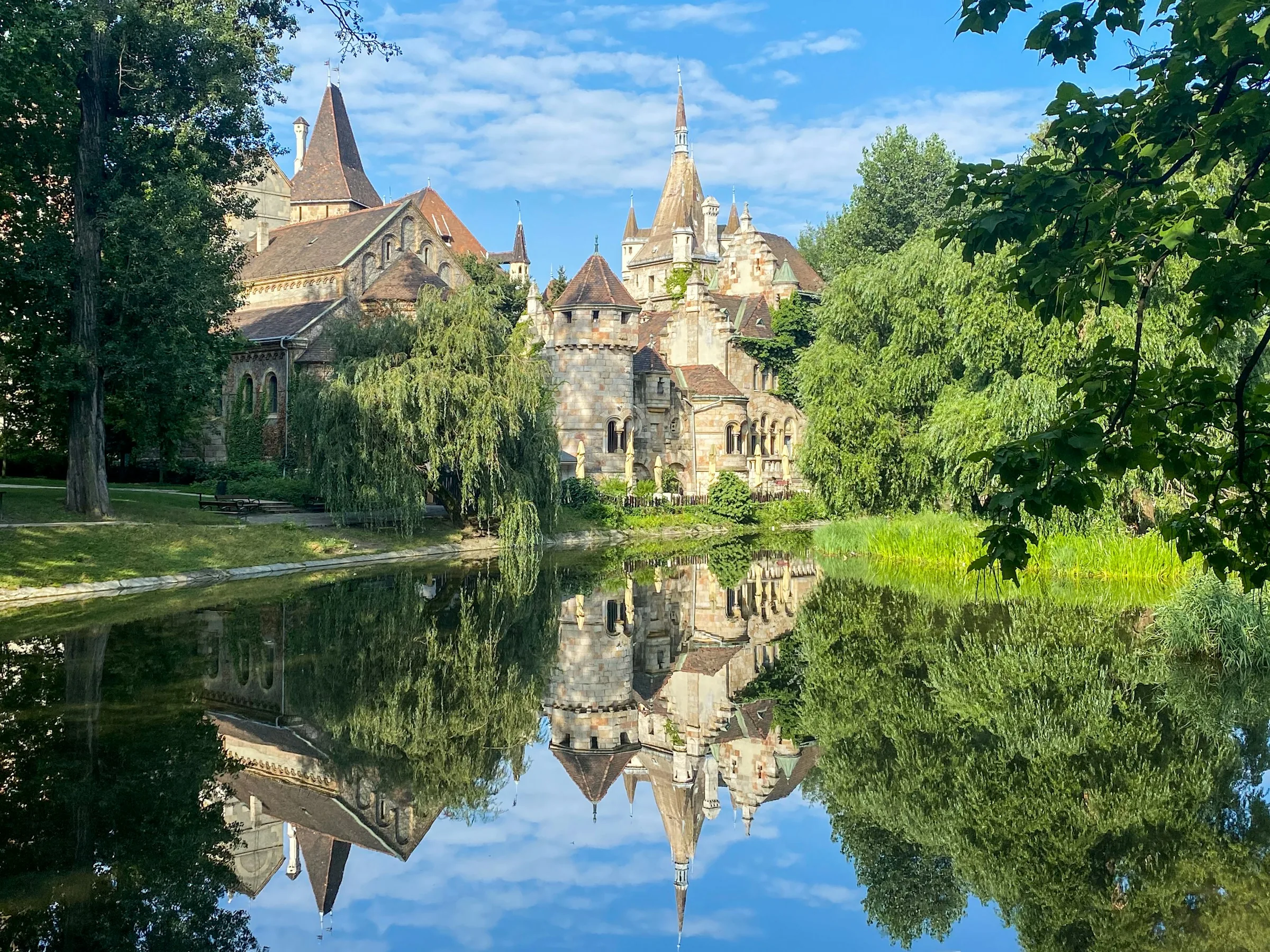 Château Renaissance entouré de douves en Bourgogne