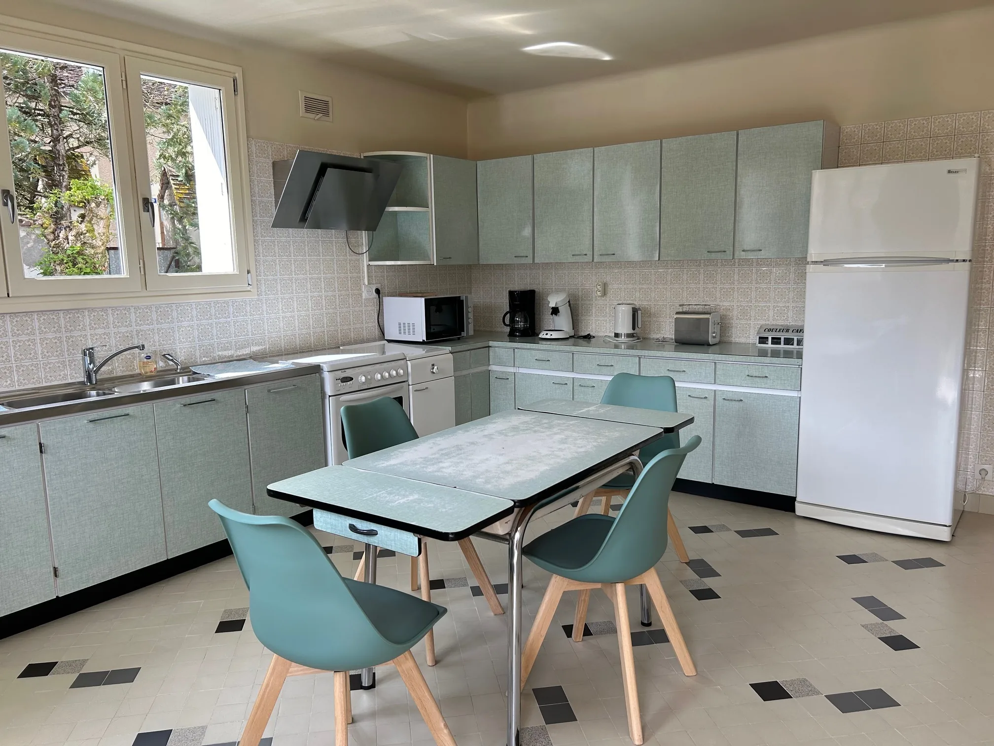 Cuisine équipée et lumineuse du gîte La Maladrerie à Chablis