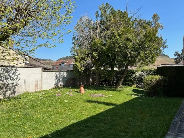 Enclosed leafy garden of La Maladrerie holiday house in Chablis