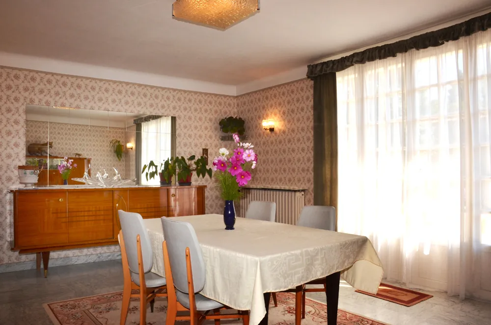 Salle à manger du gîte préparée pour une réunion de famille