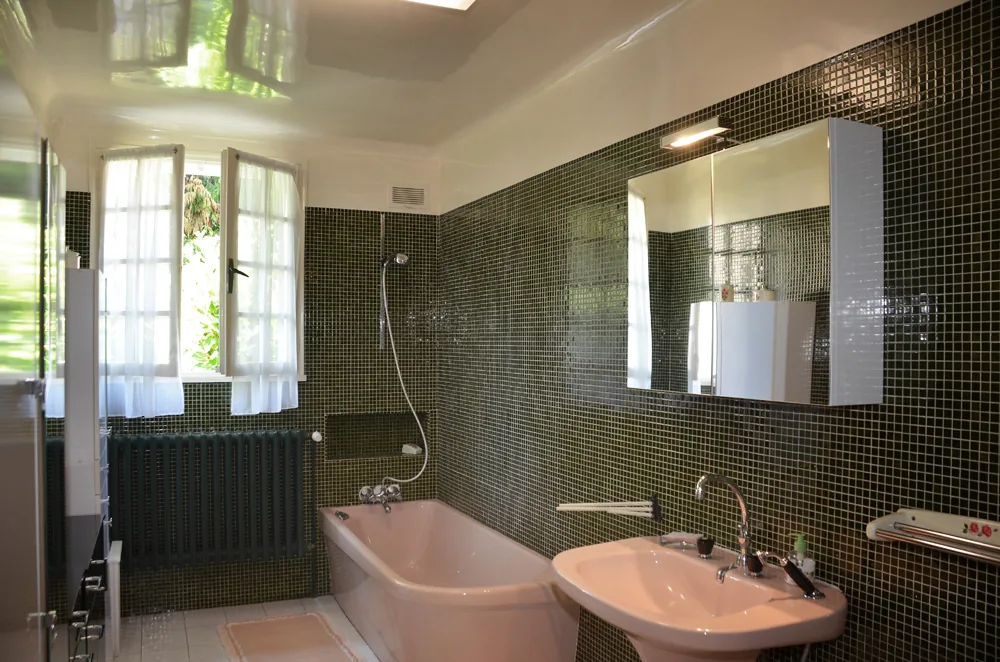 Salle de bain du gîte La Maladrerie à Chablis avec baignoire