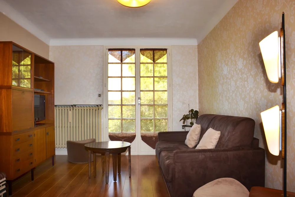Lounge with fireplace at La Maladrerie in Chablis
