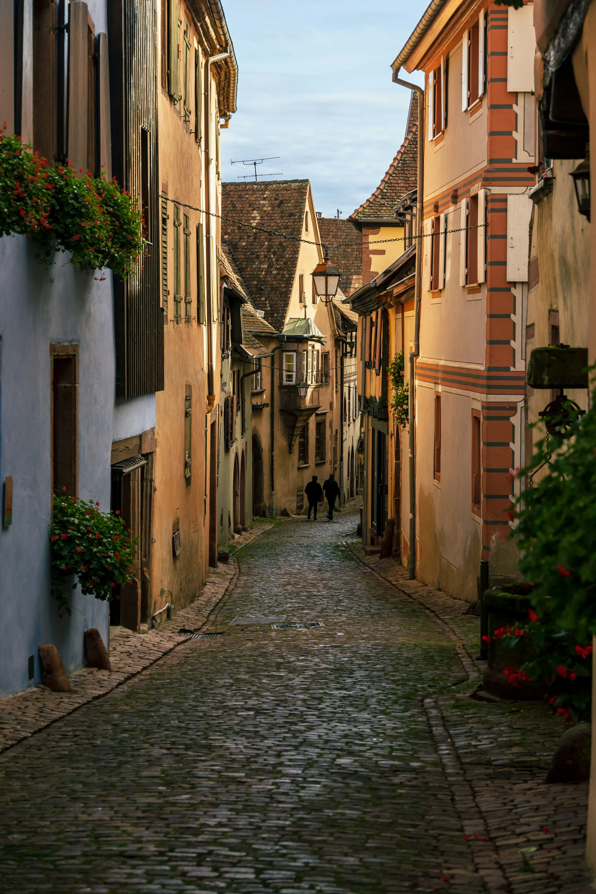 Ruelle pavée d'un village médiéval de l'Yonne